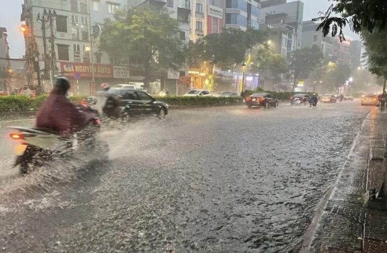 Cảnh báo dông, lốc, sét, mưa đá khu vực nội thành Hà Nội