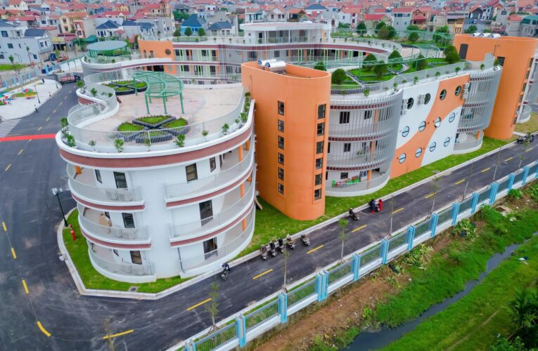 Phụ huynh Hà Nội mê mẩn trước 1 trường Mầm non công lập mới: Vừa khánh thành được vài tháng, to đẹp như resort hạng sang!