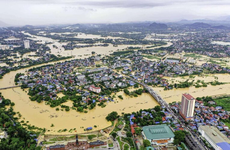 Người dân Chùa Hương huy động hơn 100 thuyền, ca nô sẵn sàng đi cứu trợ vùng lũ Thái Nguyên