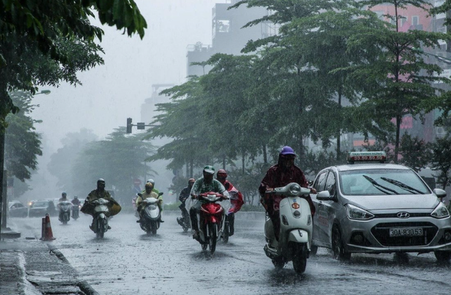 3-6 giờ tới, Hà Nội có thể mưa dông lớn, xảy ra lốc, sét và gió giật mạnh