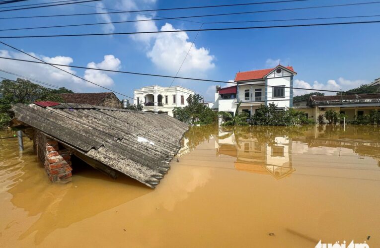 Cận cảnh loạt nhà dân ngoại thành Hà Nội bị ngập tới nóc, 36.000 dân bị ảnh hưởng