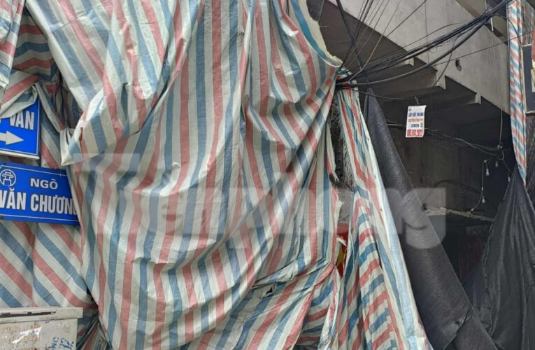 Bê tông rơi trúng hai người đi xe máy ở Hà Nội: Người đàn ông đã tử vong