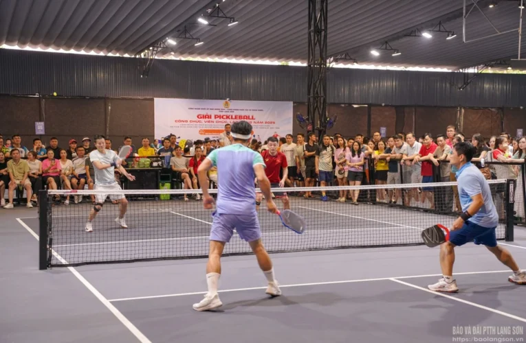 Cảnh báo tình trạng cán bộ, viên chức nghỉ làm đi chơi pickleball