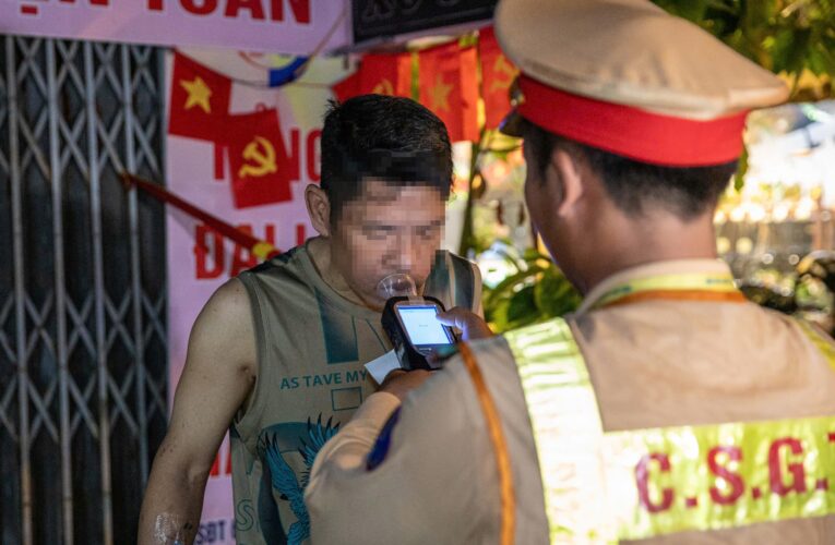 CSGT hoá trang xử lý nồng độ cồn phát hiện “ma men” đang điều trị xơ gan vẫn đi uống bia