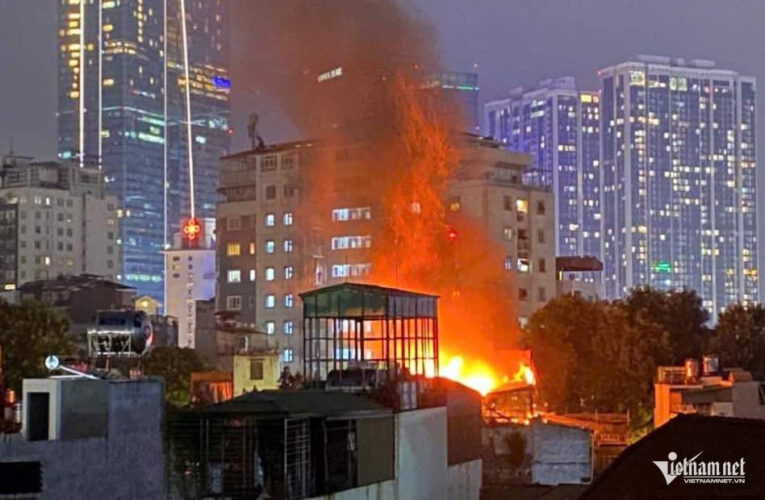 Đang cháy lớn ở đường Đê La Thành, Hà Nội