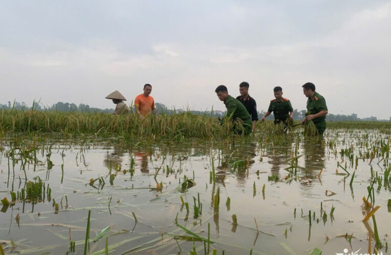400 chiến sĩ Công an Hà Nội chạy đua dọn dẹp tại ‘điểm nóng’ sau lũ lịch sử