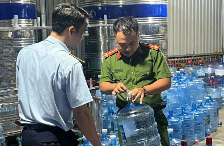 Khởi tố 4 bị can trong vụ bán 20.000 bình nước Lavie giả tại Hà Nội